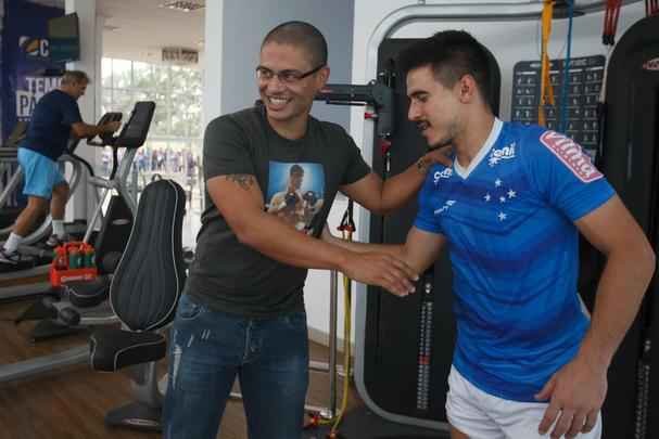 Alex cumprimentou jogadores na Toca da Raposa II