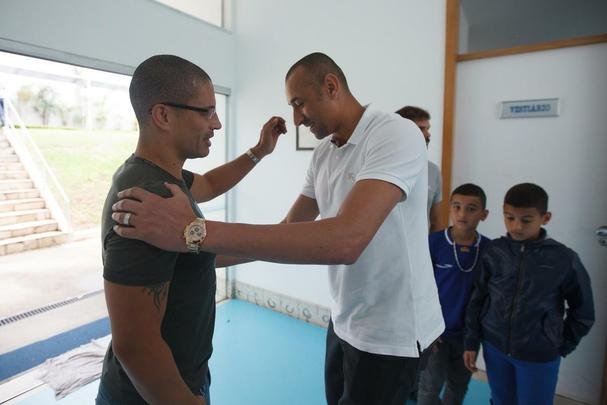 Alex cumprimentou jogadores na Toca da Raposa II