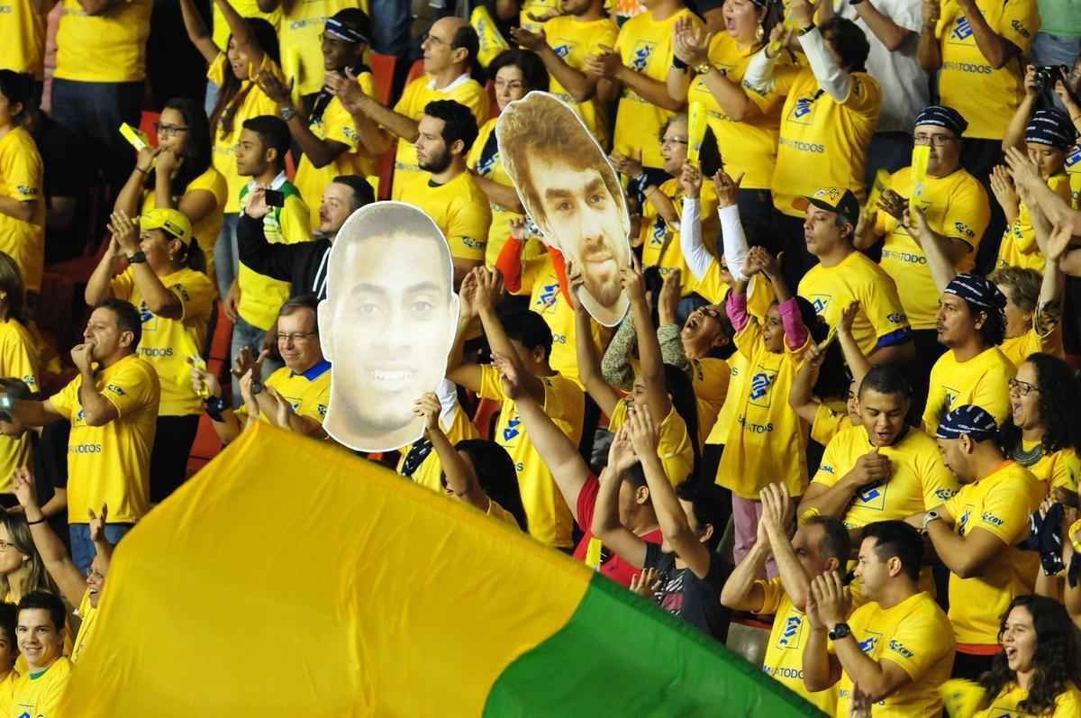 Fotos da suada vitria do Brasil sobre a Srvia no Mineirinho