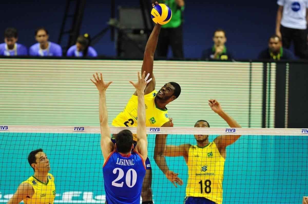 Fotos da suada vitria do Brasil sobre a Srvia no Mineirinho