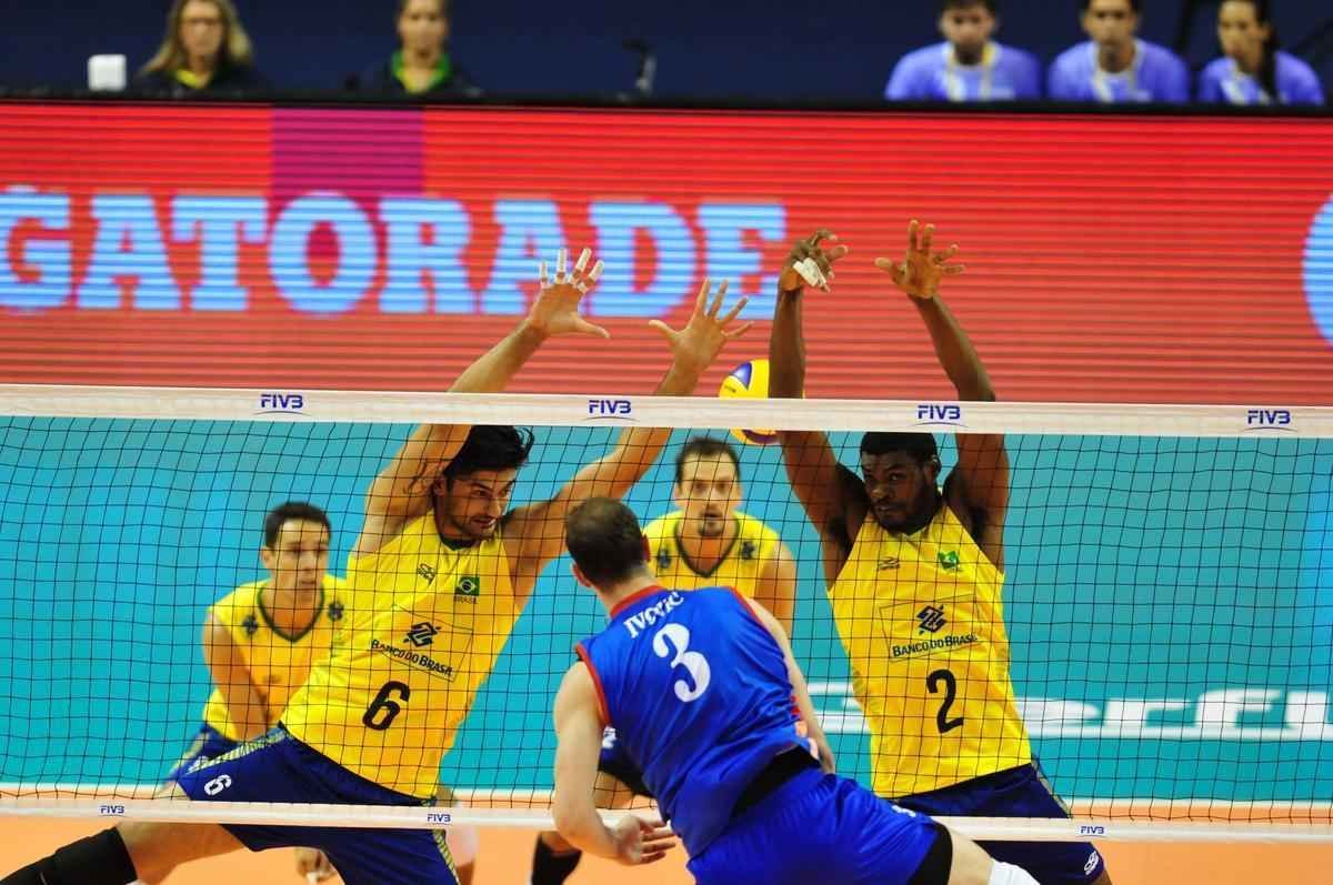 Fotos da suada vitria do Brasil sobre a Srvia no Mineirinho