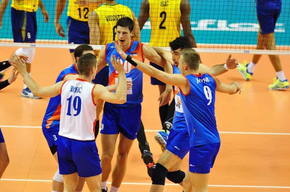 Fotos da suada vitria do Brasil sobre a Srvia no Mineirinho