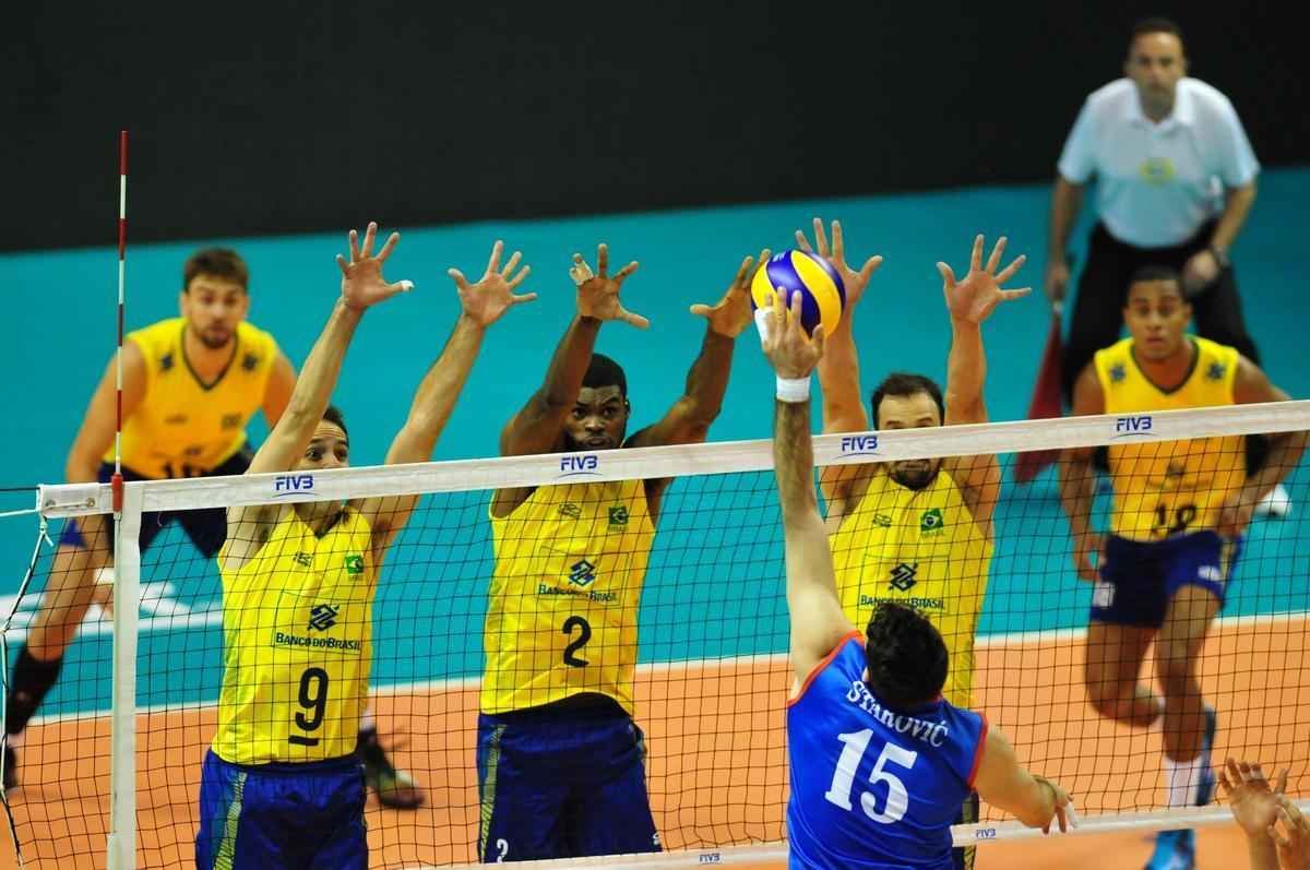 Fotos da suada vitria do Brasil sobre a Srvia no Mineirinho