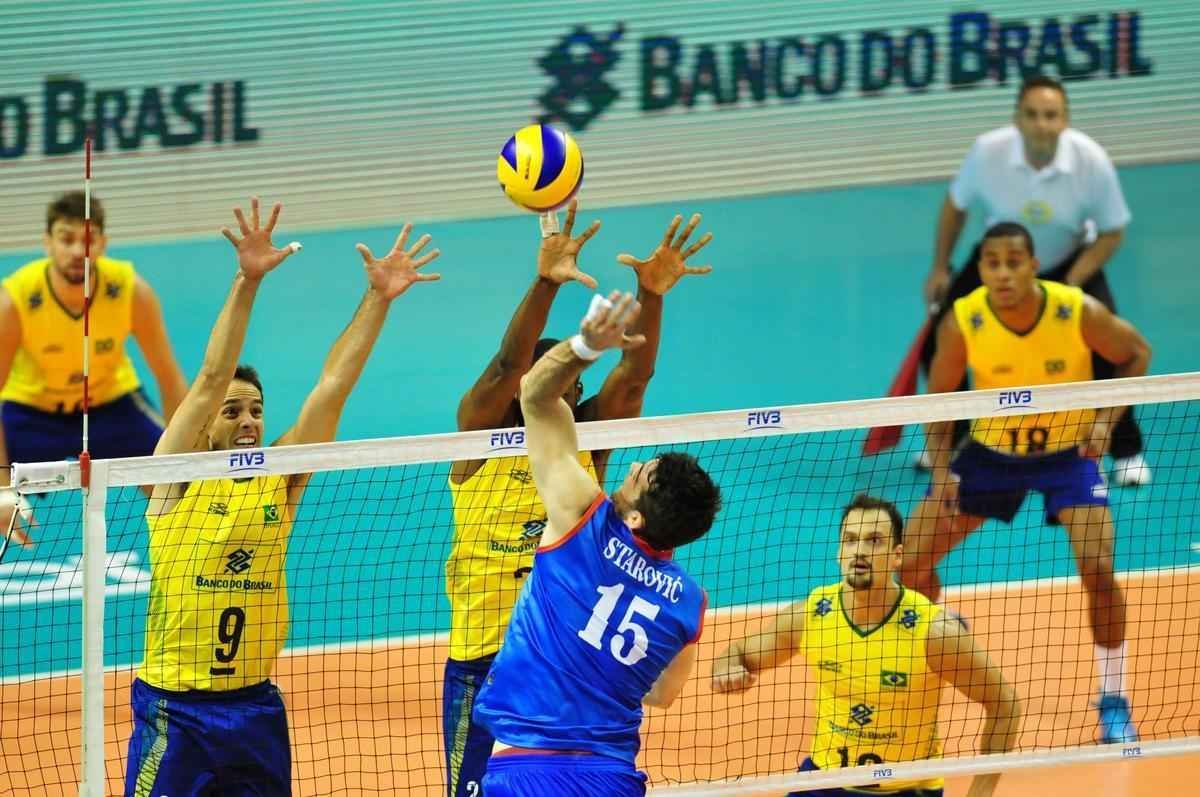 Fotos da suada vitria do Brasil sobre a Srvia no Mineirinho