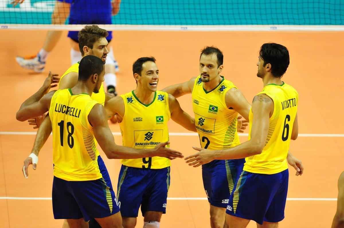 Fotos da suada vitria do Brasil sobre a Srvia no Mineirinho