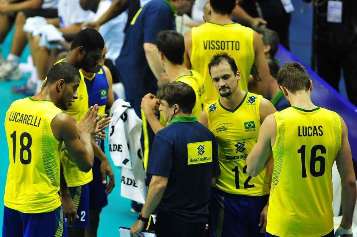 Fotos da suada vitria do Brasil sobre a Srvia no Mineirinho