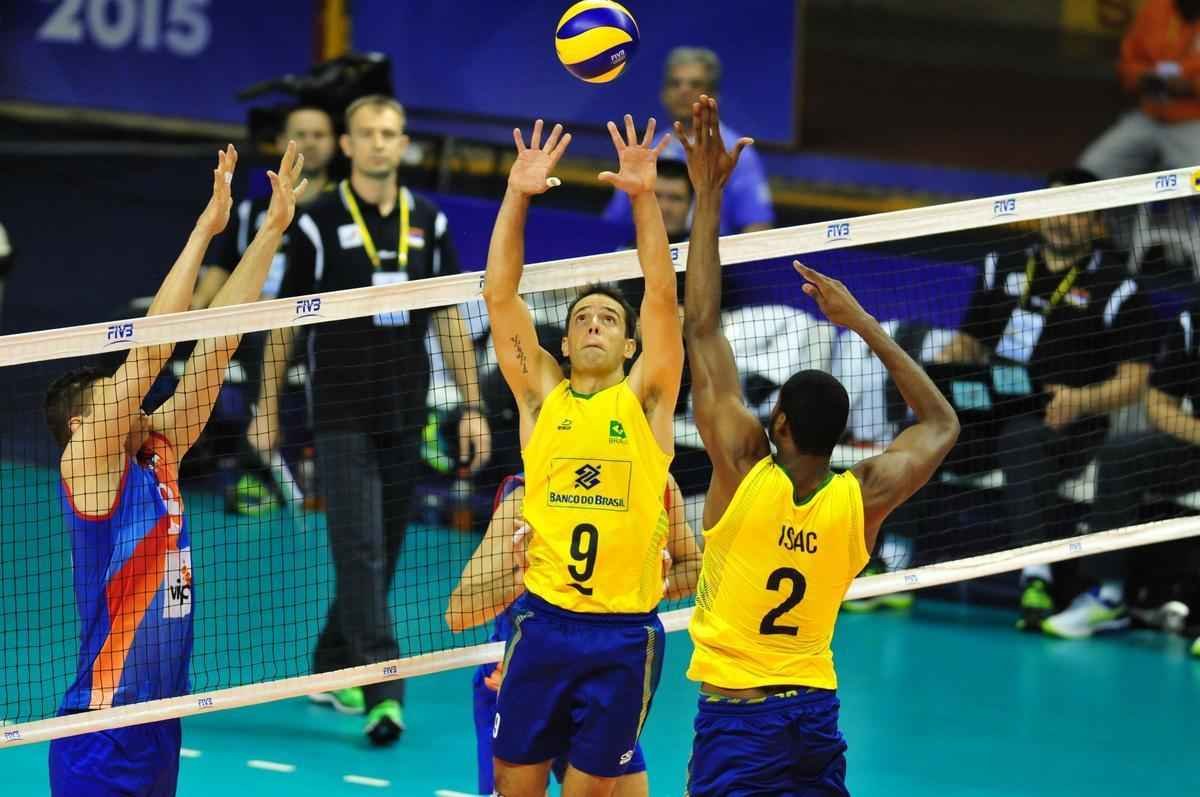 Fotos da suada vitria do Brasil sobre a Srvia no Mineirinho