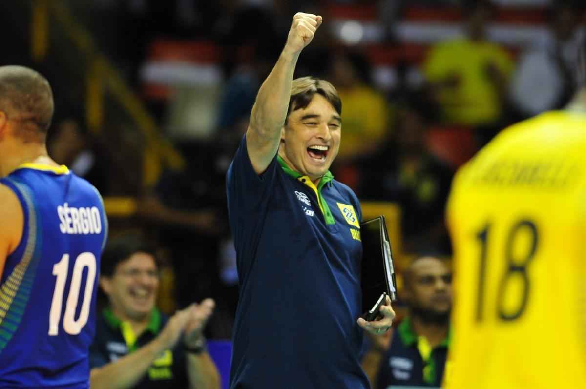 Fotos da suada vitria do Brasil sobre a Srvia no Mineirinho