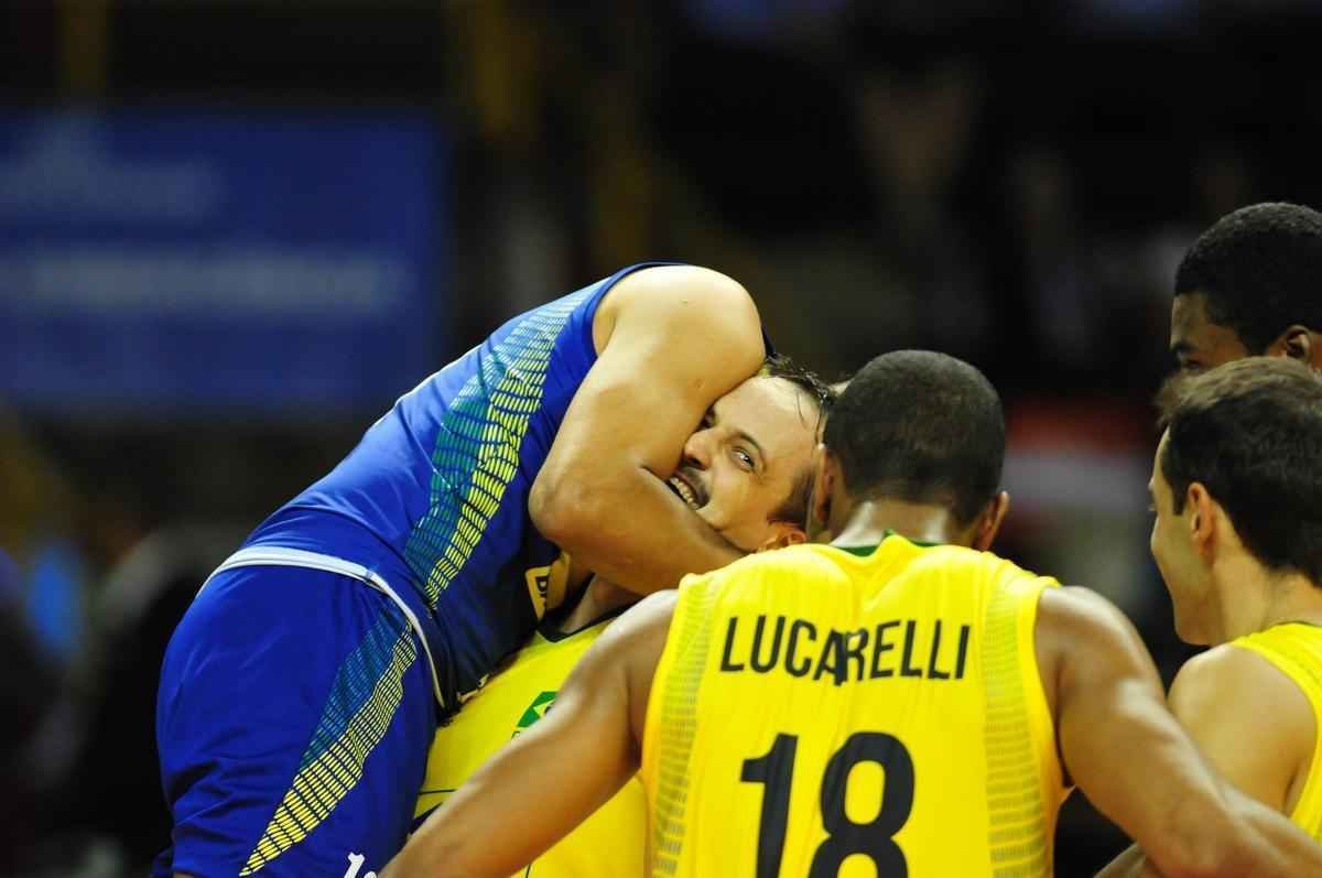 Fotos da suada vitria do Brasil sobre a Srvia no Mineirinho