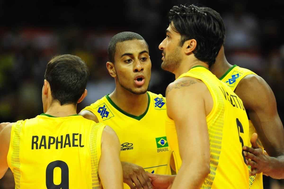 Fotos da suada vitria do Brasil sobre a Srvia no Mineirinho