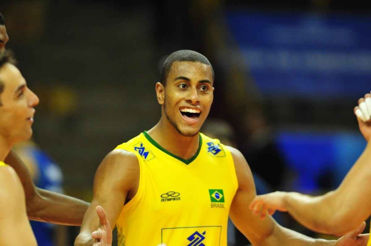 Fotos da suada vitria do Brasil sobre a Srvia no Mineirinho