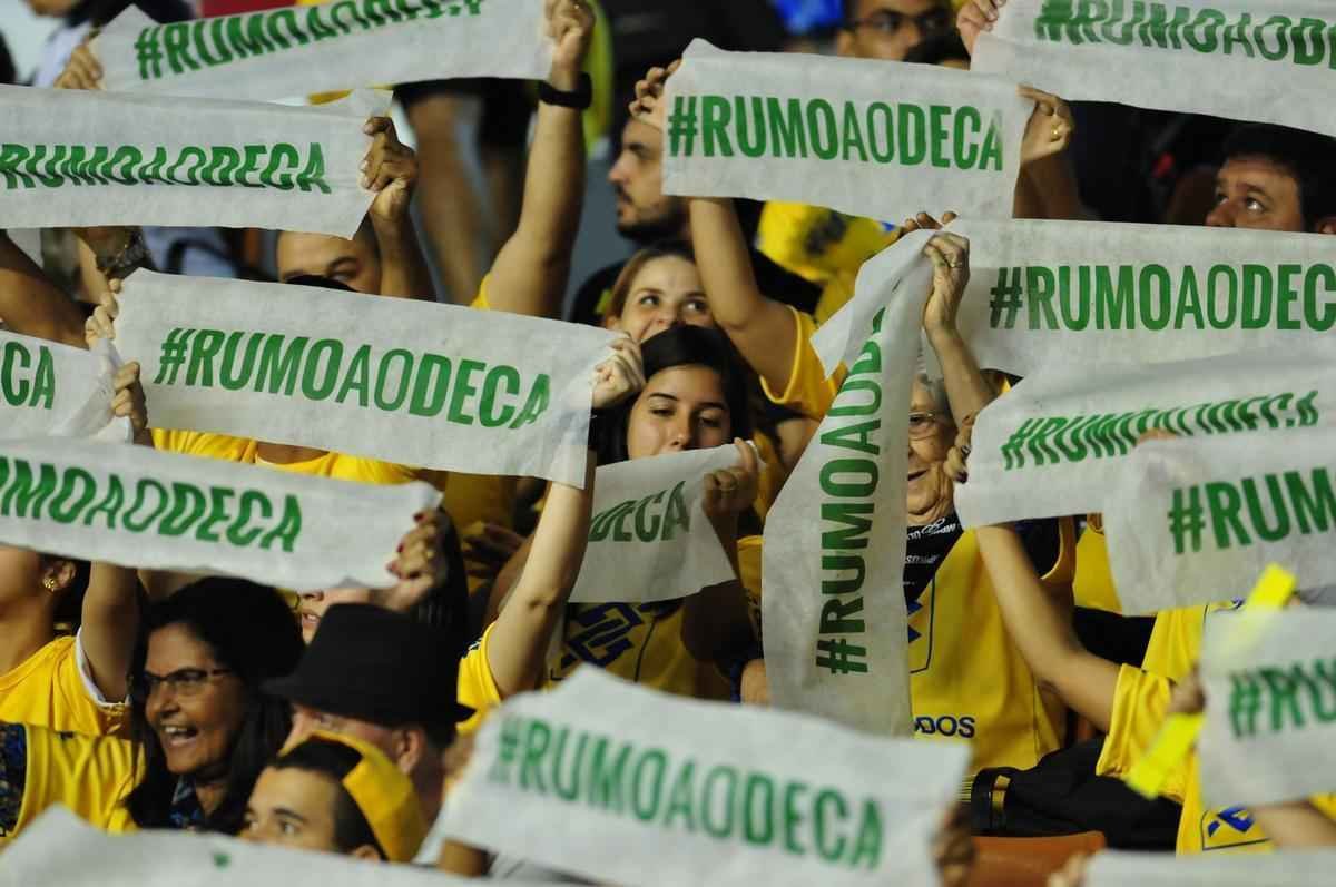Fotos da suada vitria do Brasil sobre a Srvia no Mineirinho