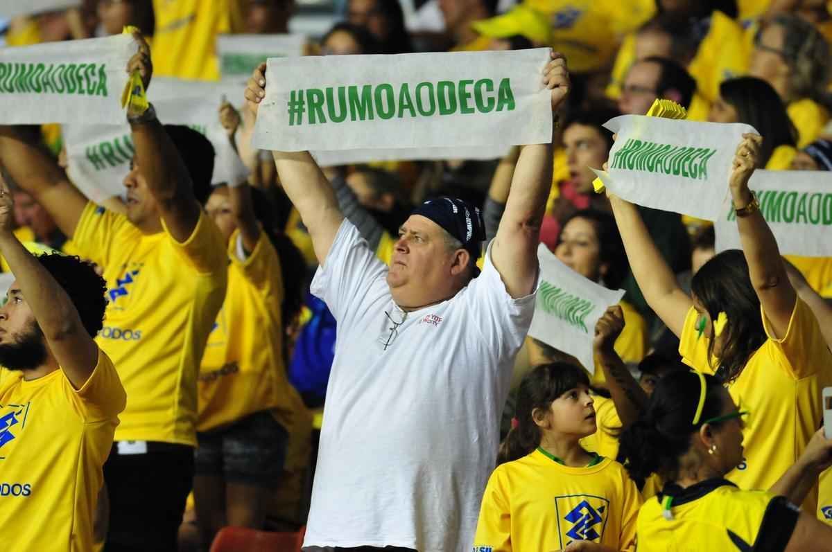 Fotos da suada vitria do Brasil sobre a Srvia no Mineirinho