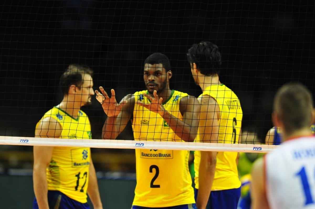 Fotos da suada vitria do Brasil sobre a Srvia no Mineirinho