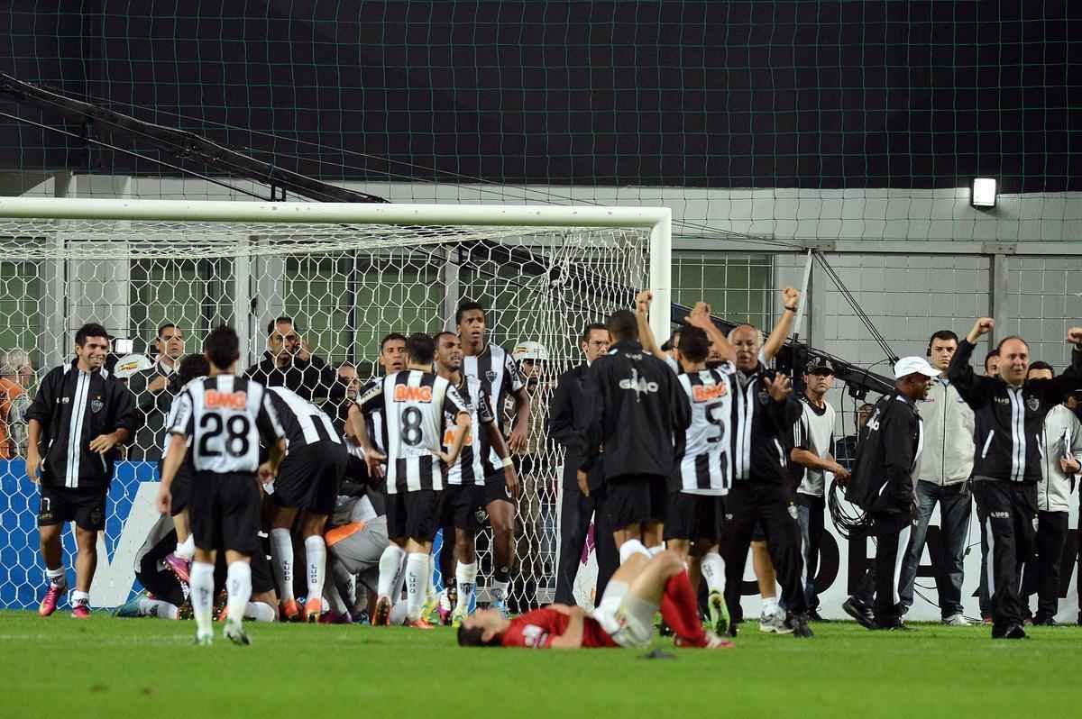 Aps a partida, Victor era o mais assediado no gramado do Independncia