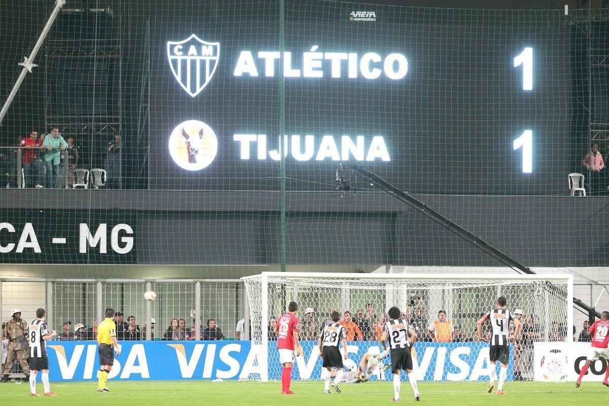 Com o p esquerdo, Victor salvou o Atltico e classificou o time para as semifinais da Libertadores 2013