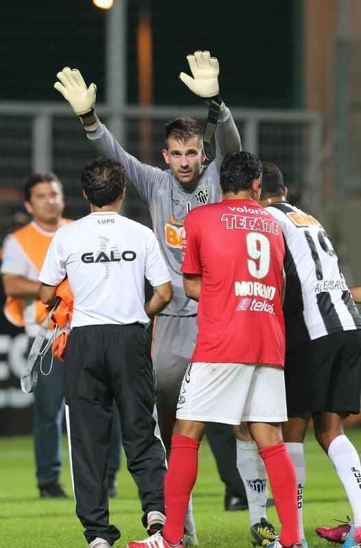 Aps a partida, Victor era o mais assediado no gramado do Independncia