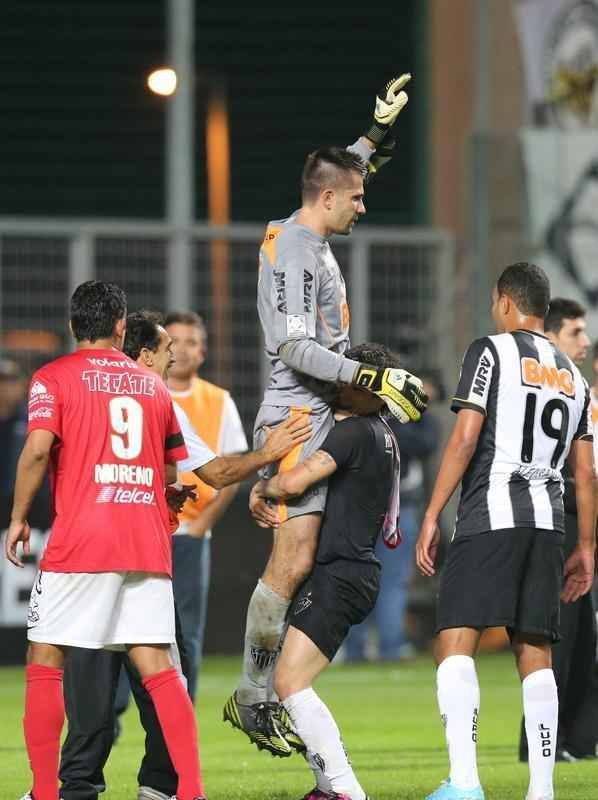 Aps a partida, Victor era o mais assediado no gramado do Independncia