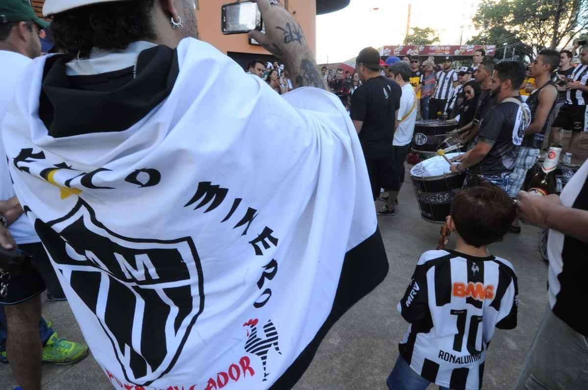 Atleticanos, devotos de 'So Victor', celebram dia da defesa que marcou campanha da Libertadores 2013