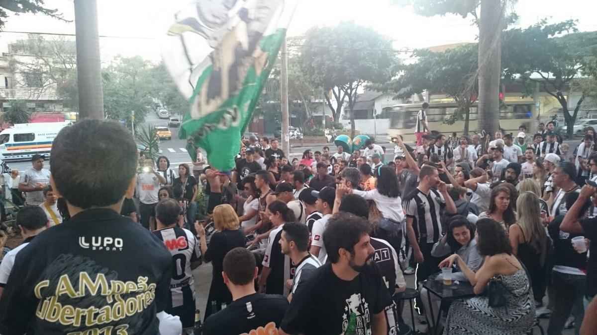 Atleticanos, devotos de 'So Victor', celebram dia da defesa que marcou campanha da Libertadores 2013
