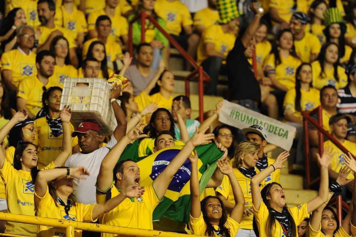 Torcida compareceu ao Mineirinho e fez grande festa no duelo entre Brasil e Srvia, pela Liga Mundial