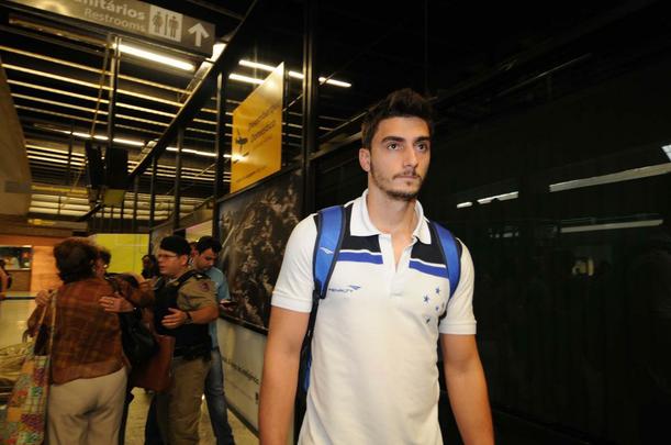 Com cinco horas e meia de atraso, delegao do Cruzeiro desembarcou no Aeroporto de Confins
