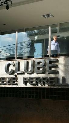 Fachada da sede do Cruzeiro, no Barro Preto, foi pichada durante a madrugada e quatro vidros foram quebrados