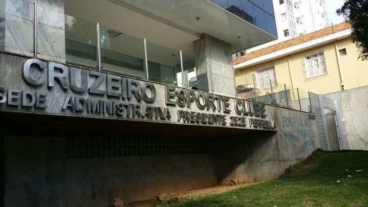 Fachada da sede do Cruzeiro, no Barro Preto, foi pichada durante a madrugada e quatro vidros foram quebrados