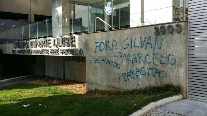 Fachada da sede do Cruzeiro, no Barro Preto, foi pichada durante a madrugada e quatro vidros foram quebrados