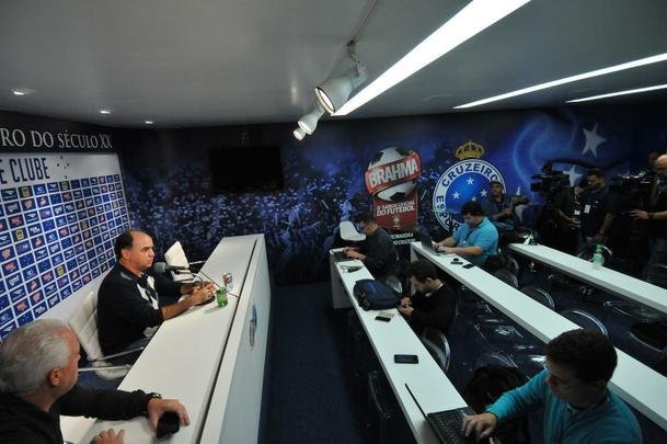 ltimas imagens de Marcelo Oliveira no Cruzeiro; em pronunciamento, tcnico se emocionou