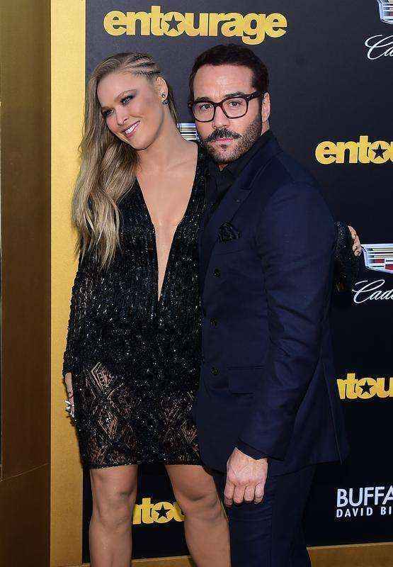 Ronda Rousey na estreia do filme Entourage nos EUA - campe ao lado de Jeremy Piven