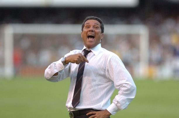 20 de fevereiro de 2010 -  Em 2010, quando estava no comando do Atltico, Luxemburgo perdeu o clssico por 3 a 1 para o Cruzeiro, pelo Mineiro, e foi provocado e vaiado pelos cruzeirenses. Tcnico esboou uma 'banana' para os cruzeirenses, mas alegou que estava dizendo que tinha 'sangue nas veias'. 'Em momento algum dei uma banana aos torcedores, pelo contrrio, bati no brao mostrando que aqui tem sangue na veia e dignidade profissional. Porque hoje eu sou Galo e exercerei minha funo com a mesma dignidade e competncia que um dia eu ofereci a eles', disse Luxemburgo em seu blog depois da polmica reao.