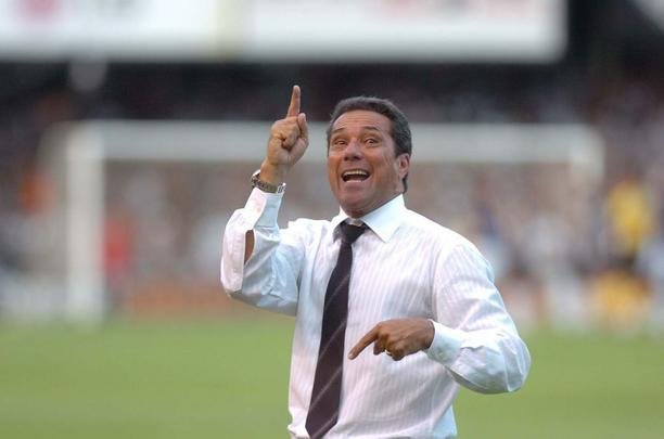 20 de fevereiro de 2010 -  Em 2010, quando estava no comando do Atltico, Luxemburgo perdeu o clssico por 3 a 1 para o Cruzeiro, pelo Mineiro, e foi provocado e vaiado pelos cruzeirenses. Tcnico esboou uma 'banana' para os cruzeirenses, mas alegou que estava dizendo que tinha 'sangue nas veias'. 'Em momento algum dei uma banana aos torcedores, pelo contrrio, bati no brao mostrando que aqui tem sangue na veia e dignidade profissional. Porque hoje eu sou Galo e exercerei minha funo com a mesma dignidade e competncia que um dia eu ofereci a eles', disse Luxemburgo em seu blog depois da polmica reao.