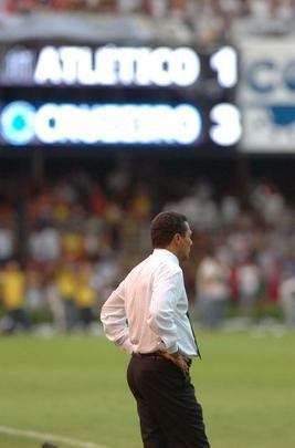 20 de fevereiro de 2010 -  Em 2010, quando estava no comando do Atltico, Luxemburgo perdeu o clssico por 3 a 1 para o Cruzeiro, pelo Mineiro, e foi provocado e vaiado pelos cruzeirenses. Tcnico esboou uma 'banana' para os cruzeirenses, mas alegou que estava dizendo que tinha 'sangue nas veias'. 'Em momento algum dei uma banana aos torcedores, pelo contrrio, bati no brao mostrando que aqui tem sangue na veia e dignidade profissional. Porque hoje eu sou Galo e exercerei minha funo com a mesma dignidade e competncia que um dia eu ofereci a eles', disse Luxemburgo em seu blog depois da polmica reao.