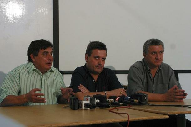 27 de fevereiro de 2004 - Luxemburgo teve atritos nos bastidores com os irmos Zez Perrella e Alvimar de Oliveira Costa, ento presidente, e acabou deixando o clube. Ento auxiliar, Paulo Csar Gusmo assumiu o comando. Na poca, ficou dvida se ele teria pedido demisso ou se foi demitido. Caso foi para a Justia.