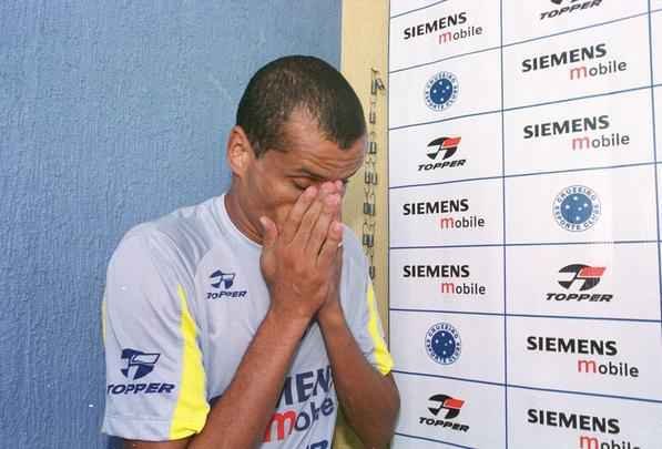 28 de fevereiro de 2004 - Em solidariedade a Luxemburgo, demitido, craque Rivaldo tambm se desligou do Cruzeiro. Jogador havia sido indicado pelo treinador e saiu da Toca sem encaixar no time daquela temporada.