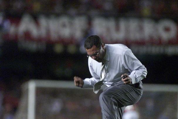 8 de junho de 2003 - Luxemburgo comemora golao de letra de Alex e empate por 1 a 1 com Flamengo no jogo de ida da final da Copa do Brasil, no Maracan