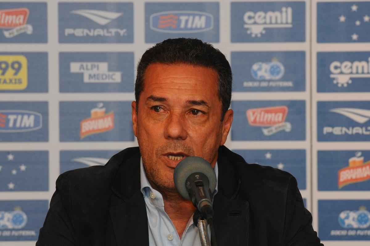 Tcnico foi apresentado  imprensa pelo presidente Gilvan de Pinho Tavares