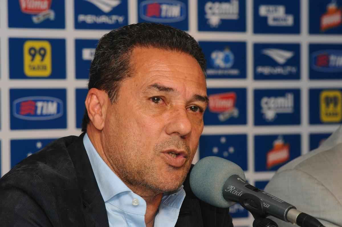 Tcnico foi apresentado  imprensa pelo presidente Gilvan de Pinho Tavares