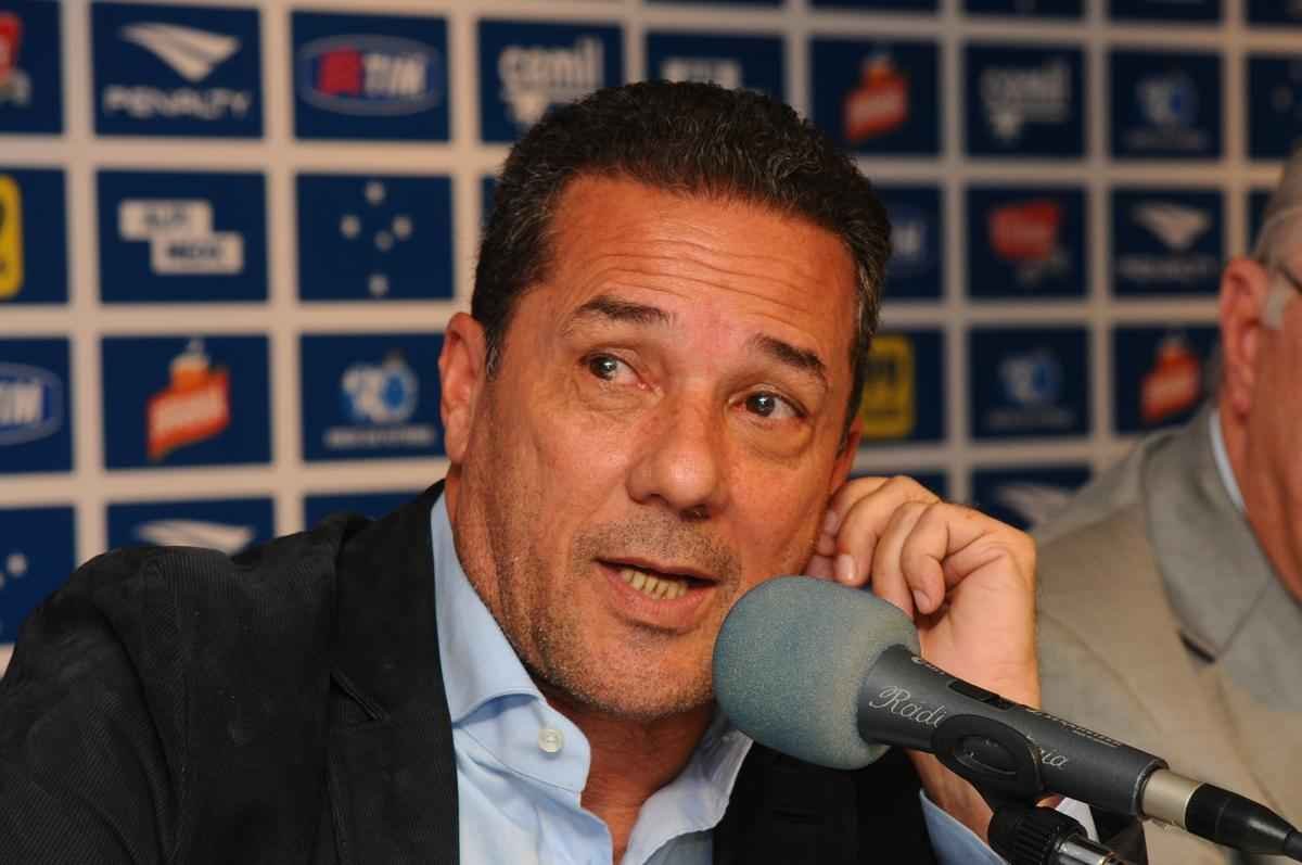 Tcnico foi apresentado  imprensa pelo presidente Gilvan de Pinho Tavares