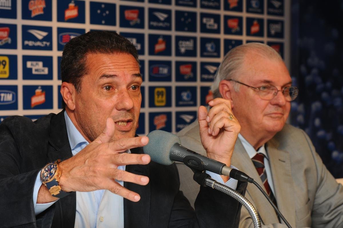 Tcnico foi apresentado  imprensa pelo presidente Gilvan de Pinho Tavares