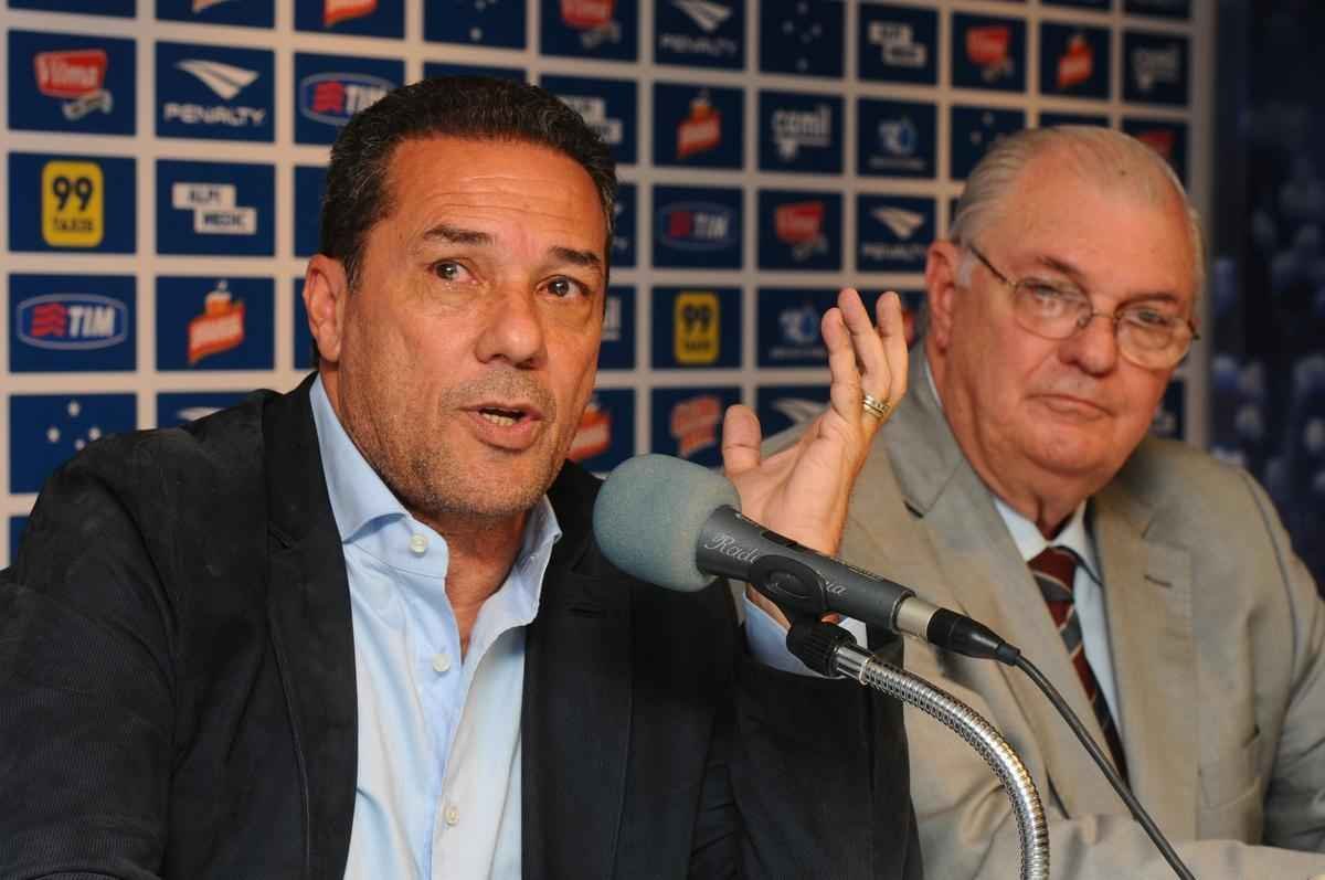 Tcnico foi apresentado  imprensa pelo presidente Gilvan de Pinho Tavares