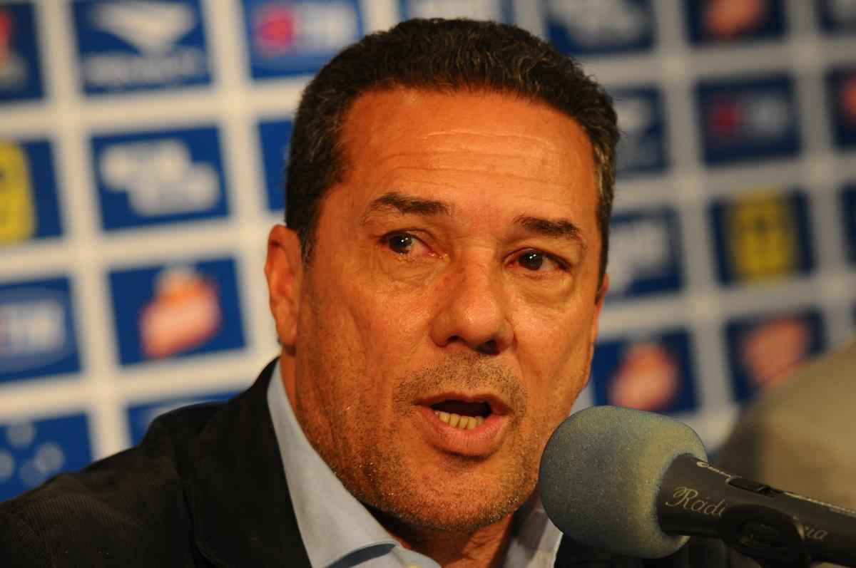 Tcnico foi apresentado  imprensa pelo presidente Gilvan de Pinho Tavares