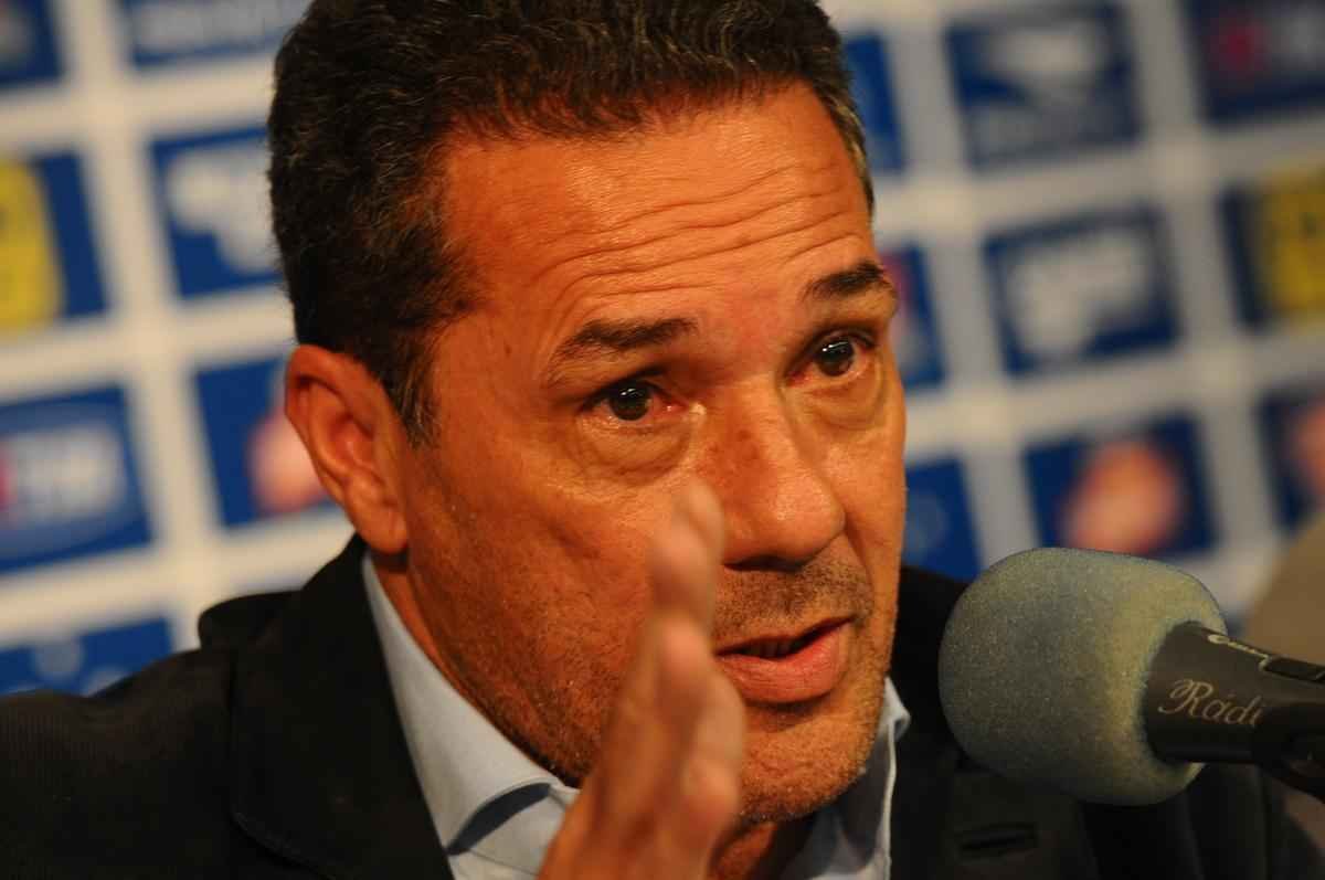 Tcnico foi apresentado  imprensa pelo presidente Gilvan de Pinho Tavares