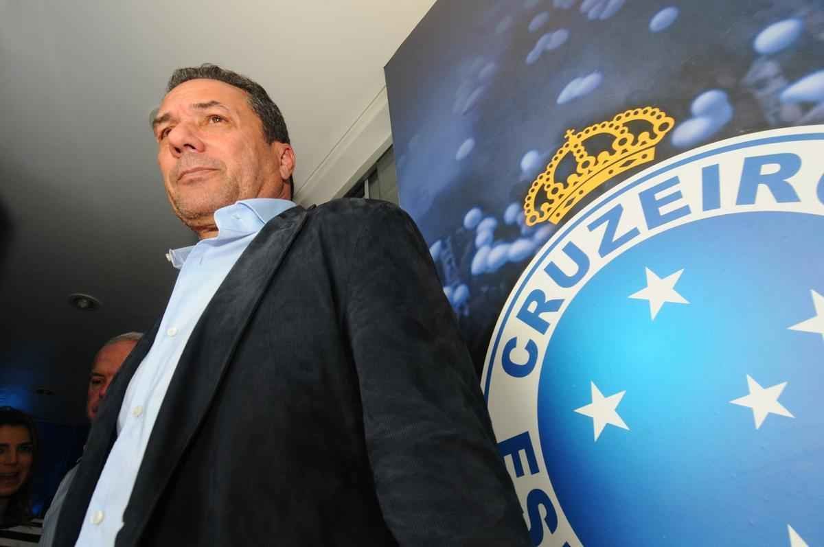 Tcnico foi apresentado  imprensa pelo presidente Gilvan de Pinho Tavares