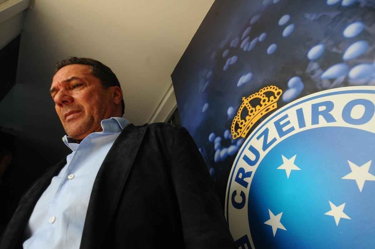 Tcnico foi apresentado  imprensa pelo presidente Gilvan de Pinho Tavares