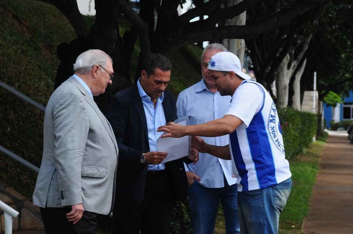 Tcnico foi apresentado  imprensa pelo presidente Gilvan de Pinho Tavares