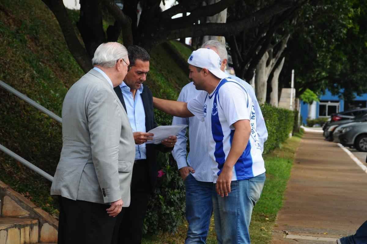 Tcnico foi apresentado  imprensa pelo presidente Gilvan de Pinho Tavares