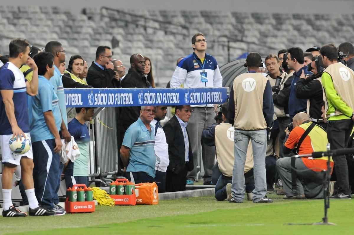 Fotos de bastidores de Cruzeiro 1x0 Flamengo, no Mineiro. Jogo marcou o retorno de Vanderlei Luxemburgo ao comando do clube.