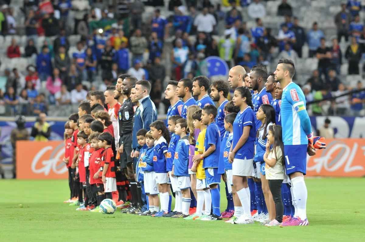 Fotos de bastidores de Cruzeiro 1x0 Flamengo, no Mineiro. Jogo marcou o retorno de Vanderlei Luxemburgo ao comando do clube.